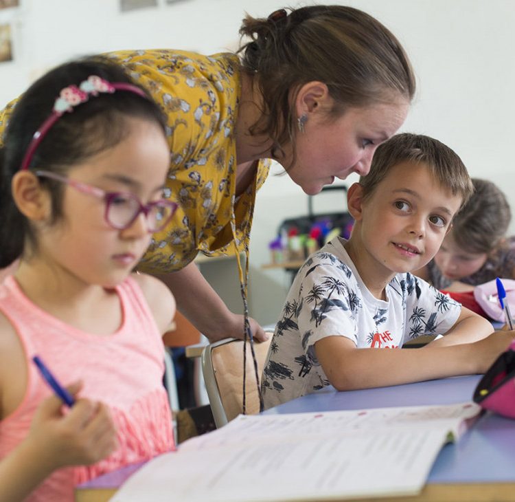 ecoliers-aide-par-enseignante-gem0669719-31301